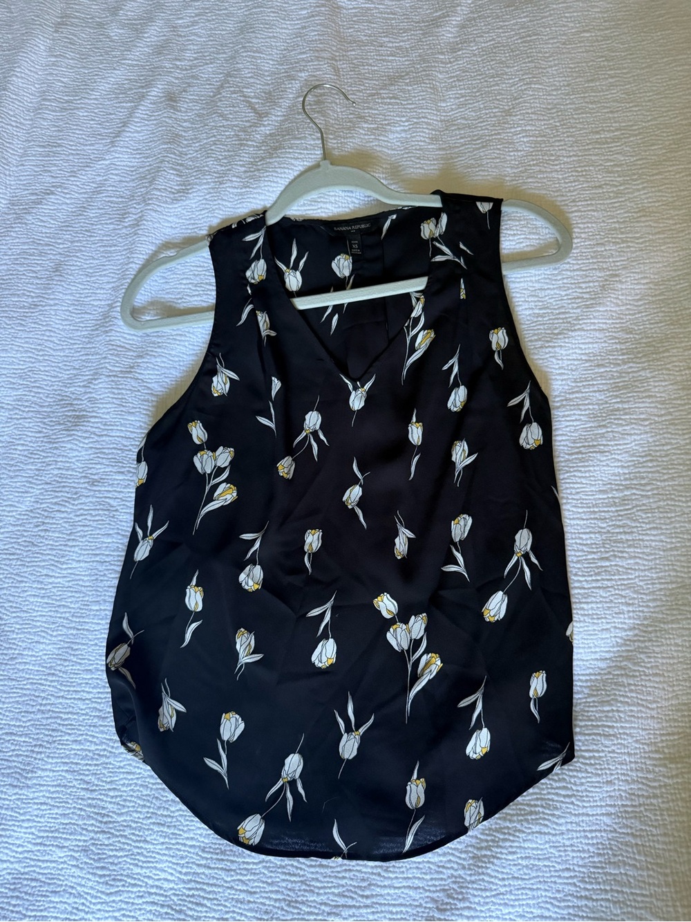 Banana Republic Black Sleeveless V-Neck Floral Tank